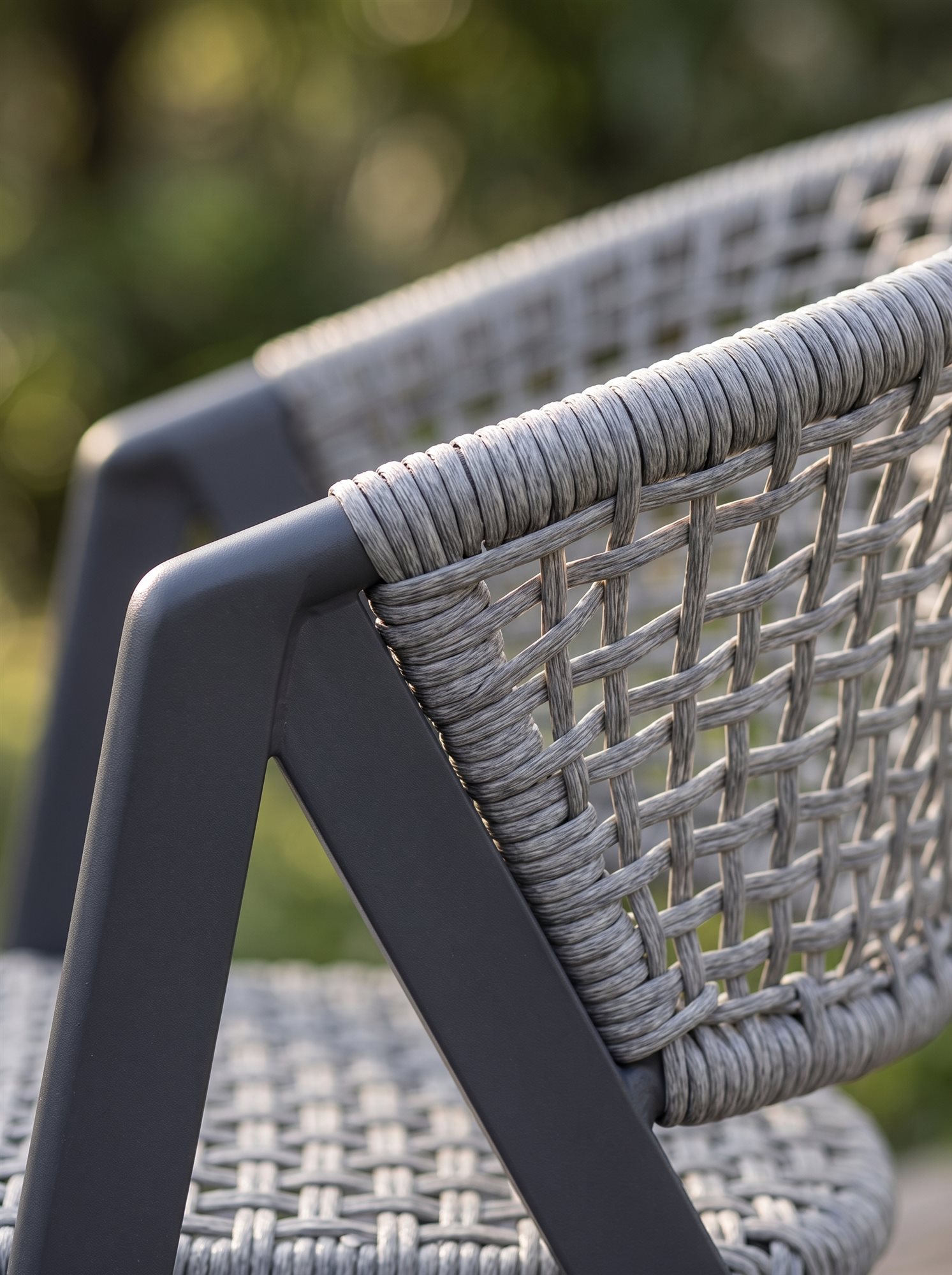 R-022 A165 5 قطع حبل ألومنيوم طقم طعام — رمادي فاتح (4 chairs + round table) - الصورة 4