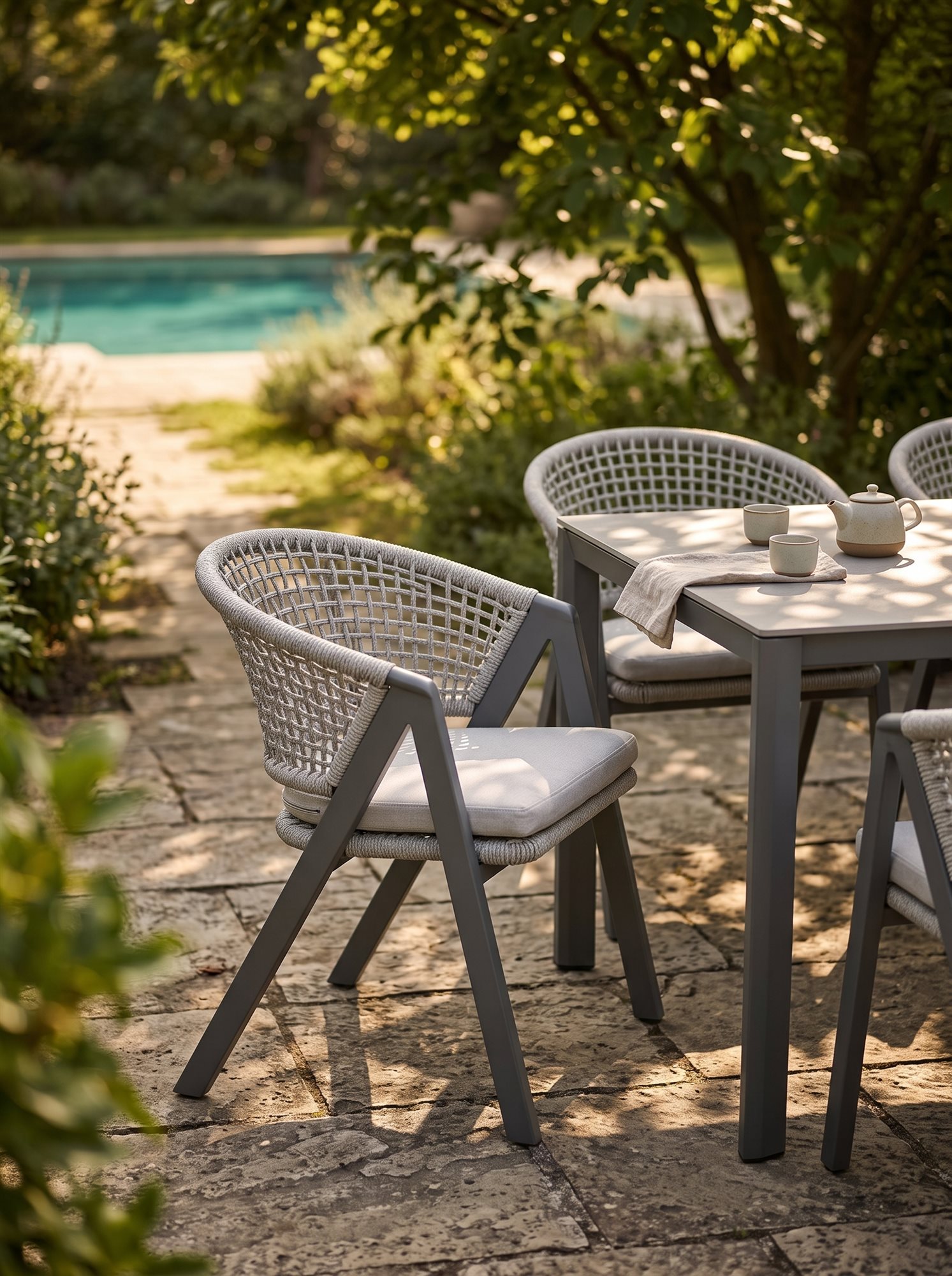 R-022 A165 5 قطع حبل ألومنيوم طقم طعام — رمادي فاتح (4 chairs + round table) - الصورة 7