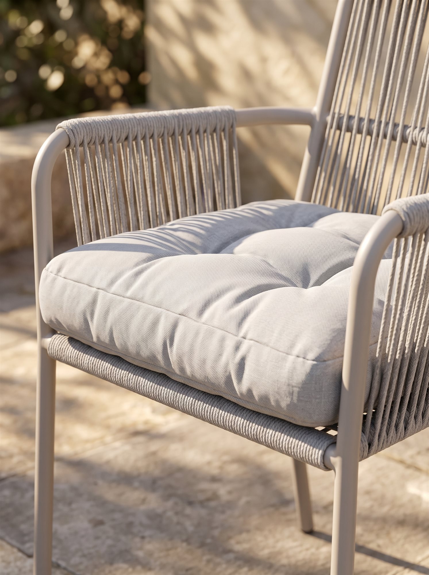 R-026 A180 3 قطع حبل ألومنيوم طقم بيسترو — Taupe/Natural (2 chairs + pedestal side table) - الصورة 4