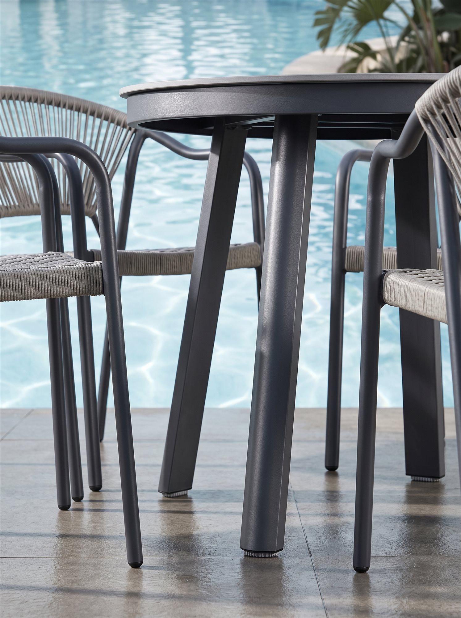 R-027 A158 3 قطع حبل ألومنيوم طقم بيسترو — رمادي داكن/رمادي فاتح (2 chairs + round table) - الصورة 4
