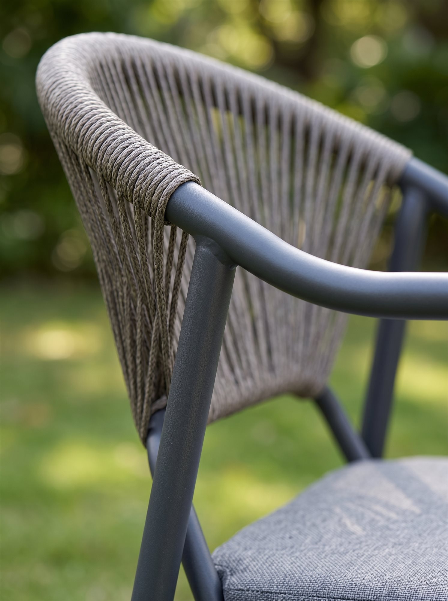 R-030 A158 3 قطع حبل ألومنيوم طقم بيسترو — رمادي داكن/أسمر (2 chairs + hourglass side table) - الصورة 3