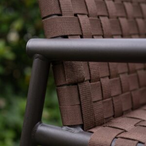 R-074 Woven Strap ألومنيوم كرسي بذراعين — Tan/Brown